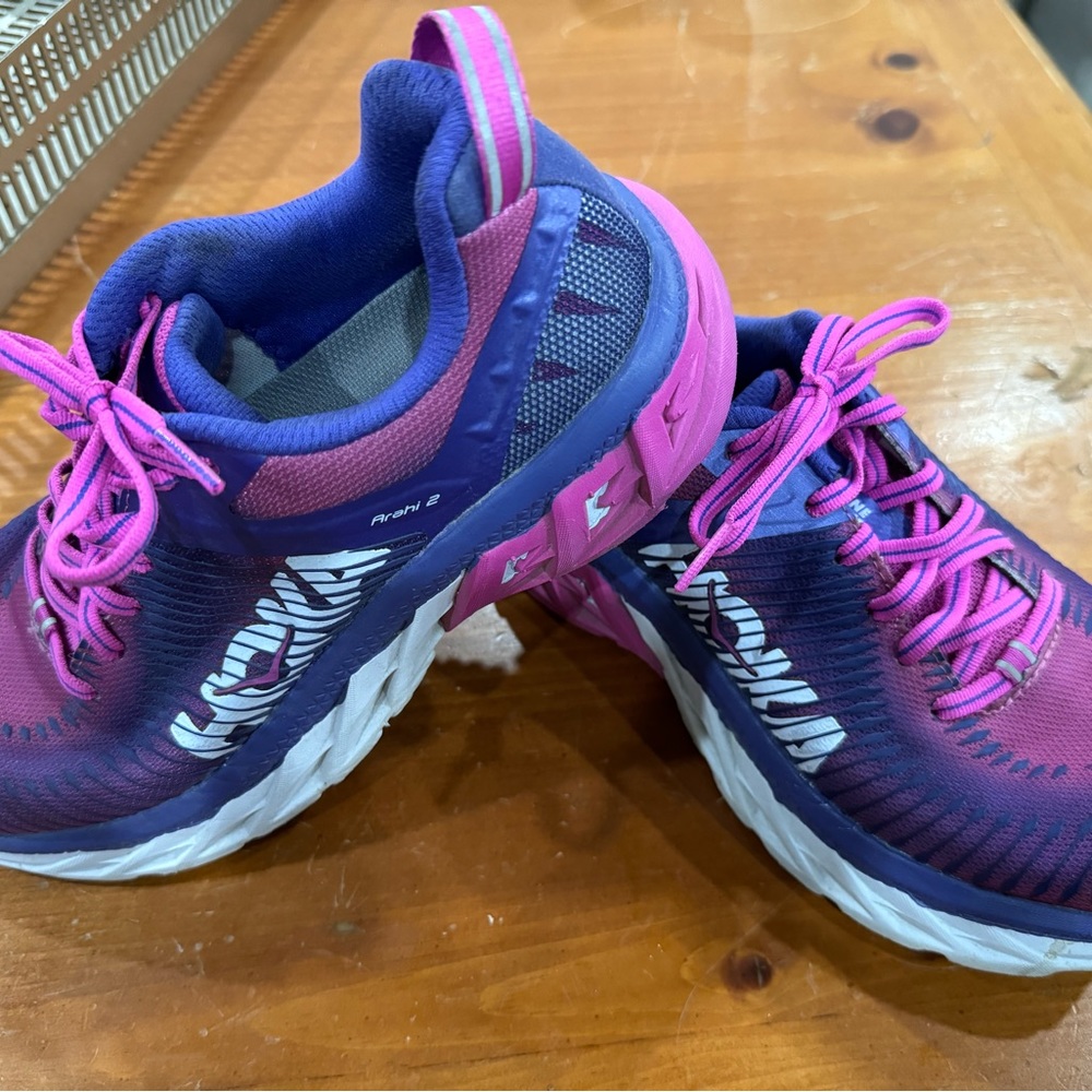 Hoka One One Arahi 2 Women’s Running Shoes size 6